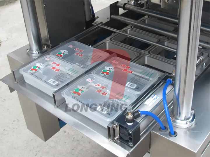 龍應(yīng)鴨血豆腐全自動(dòng)灌裝封口機(jī)